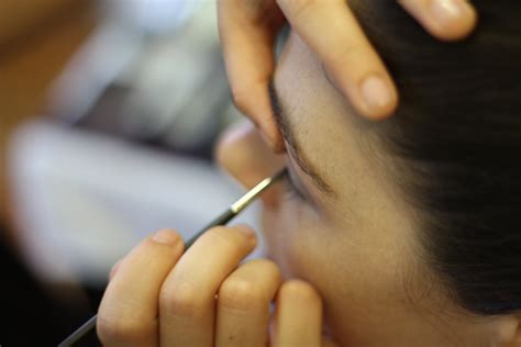 Diva Makeup Queen: Practicing Makeup Artist