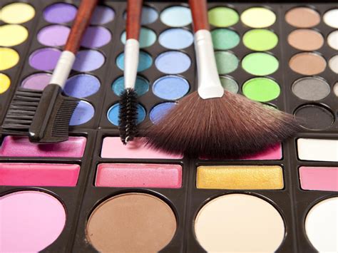 What Are the Pros and Cons of Buying Makeup at a Cosmetics Outlet?