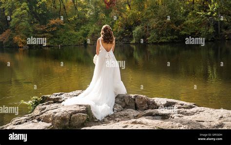 Bridal pose hi-res stock photography and images - Alamy